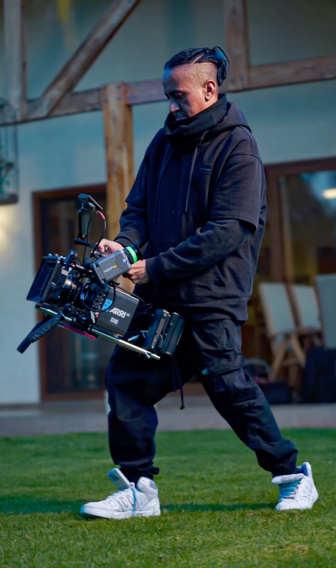 David Ayala Bustos, director de Touchsky Films, con cámara ARRI Alexa en rodaje